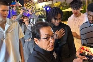 将在澳门打季前赛!蔡崇信晒照:成龙现身与篮网队友互动