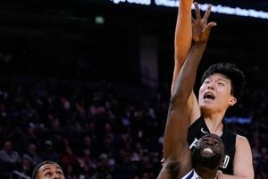 杨瀚森:季前赛对抗强度比夏联强很多 需要提升自己的体能和对抗